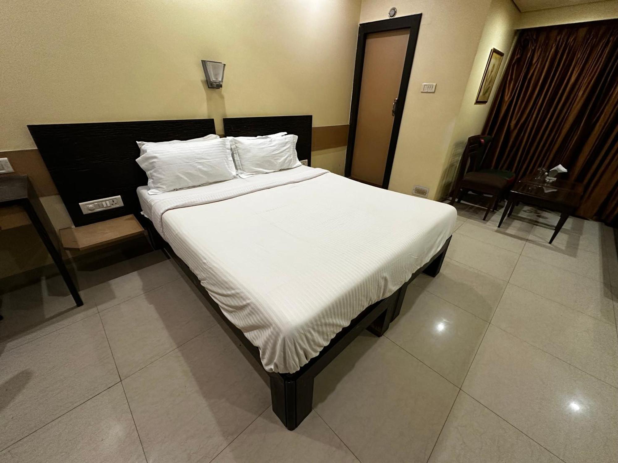 The Saffron Suites Sasupāda Exterior foto