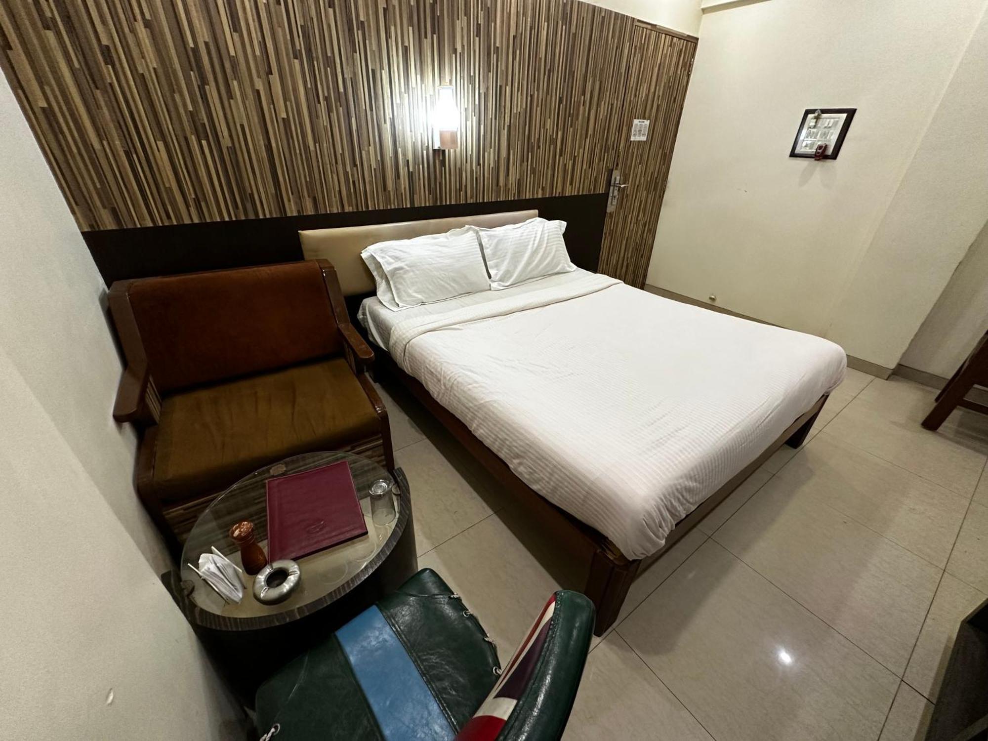 The Saffron Suites Sasupāda Exterior foto