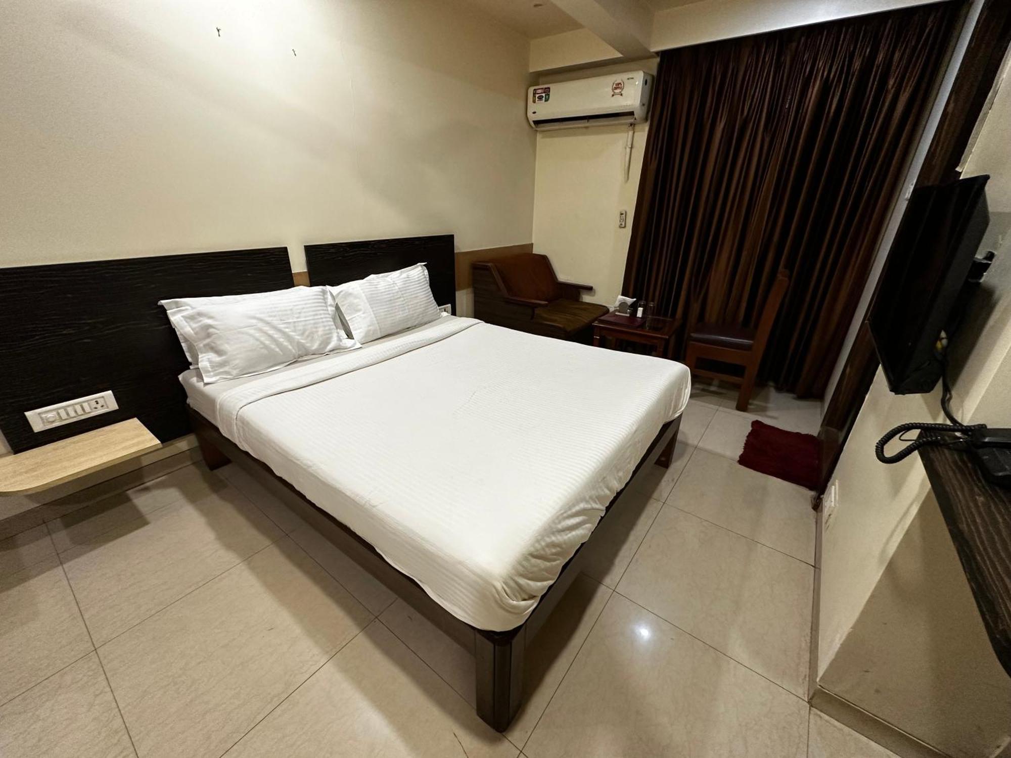 The Saffron Suites Sasupāda Exterior foto