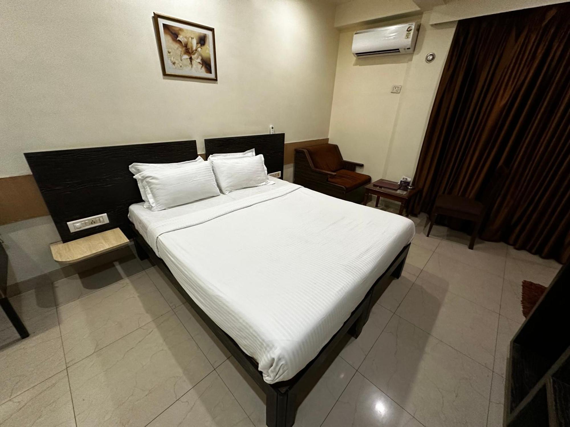The Saffron Suites Sasupāda Exterior foto
