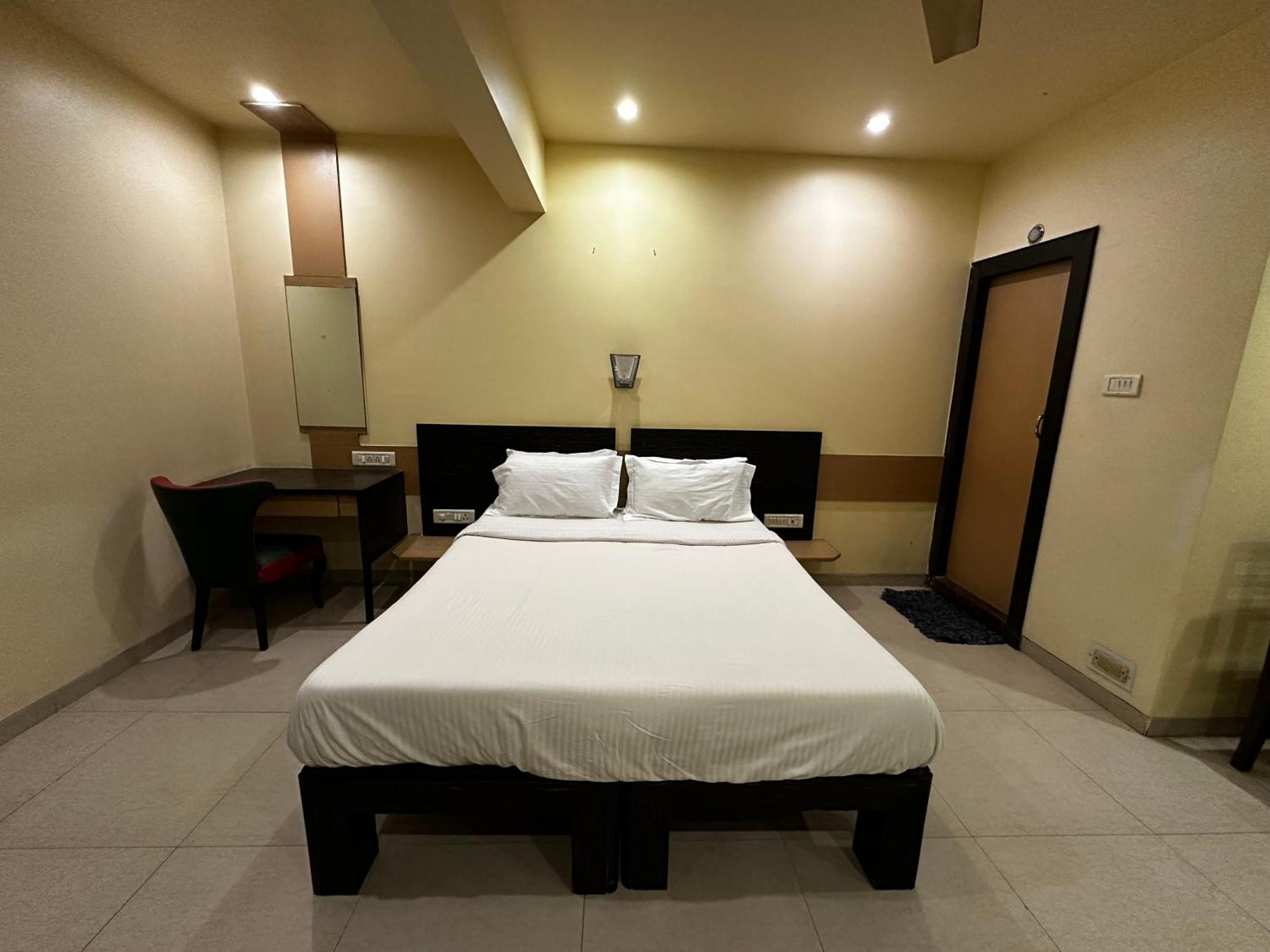 The Saffron Suites Sasupāda Exterior foto